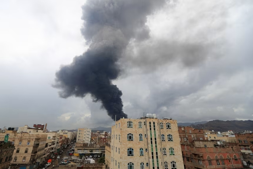 Khói bốc lên sau cuộc không kích của Israel lực lượng Houthi ở Yemen