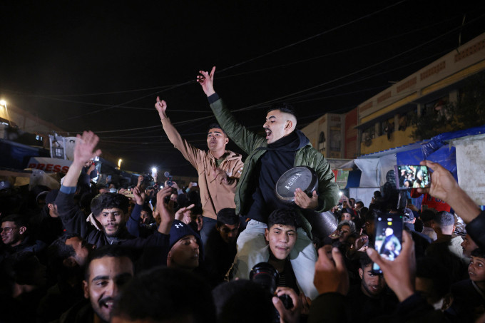 Người dân ăn mừng trên đường phố ở Khan Yunis, phía Nam Dải Gaza ngày 15-1, sau thông tin về thỏa thuận ngừng bắn giữa Israel và Hamas Người dân ăn mừng trên đường phố ở Khan Yunis, phía Nam Dải Gaza ngày 15-1, sau thông tin về thỏa thuận ngừng bắn giữa Israel và Hamas