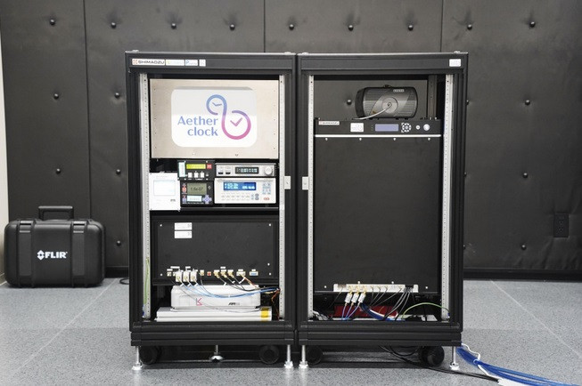 Đồng hồ cao khoảng 1m và nặng 200 kg. Giá khởi điểm là 500 triệu yên (khoảng 3,3 triệu USD) Đồng hồ cao khoảng 1m và nặng 200 kg. Giá khởi điểm là 500 triệu yên (khoảng 3,3 triệu USD)