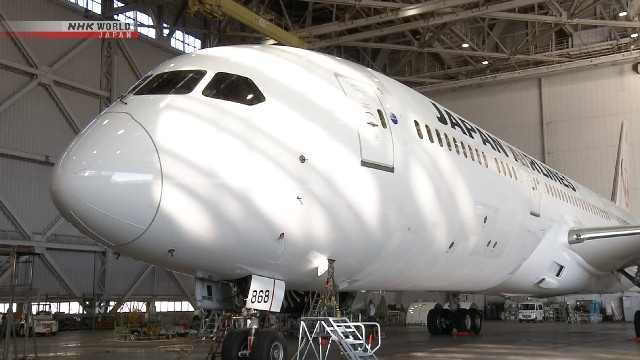 Mẫu máy bay của Japan Airlines được xử lý bề mặt bằng công nghệ “da cá mập” đặc biệt, nhằm giúp giảm lượng khí thải carbon Mẫu máy bay của Japan Airlines được xử lý bề mặt bằng công nghệ “da cá mập” đặc biệt, nhằm giúp giảm lượng khí thải carbon