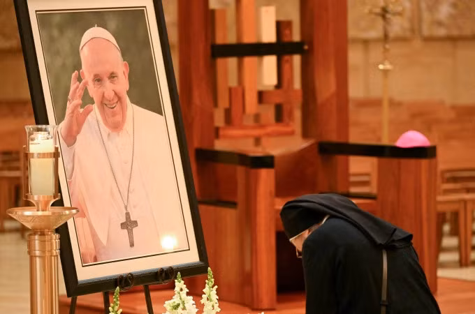 Một nữ tu cầu nguyện trước di ảnh Giáo hoàng Francis tại Los Angeles, Mỹ ngày 21-4