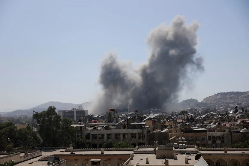 Khói bốc lên sau cuộc không kích của Israel vào Damascus