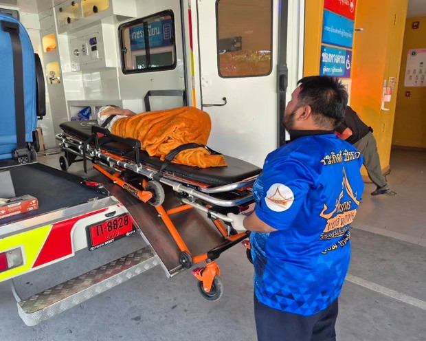 Người phụ nữ được chuyển đến một bệnh viện ở tỉnh Nonthaburi sau khi phát hiện bà vẫn còn sống trong quan tài