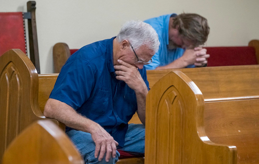 Nhiều người dân Texas tới các nhà thờ cầu nguyện cho những người gặp nạn