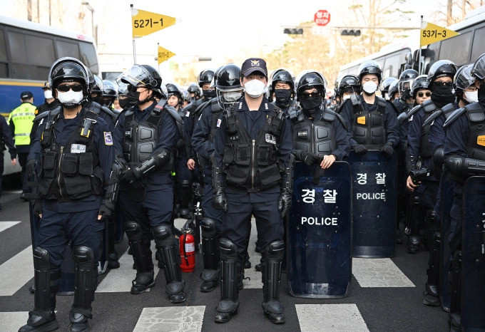 Cảnh sát chống bạo động trên con đường gần Tòa Hiến pháp trước giờ ra phán quyết luận tội Tổng thống Yoon ngày 4-4