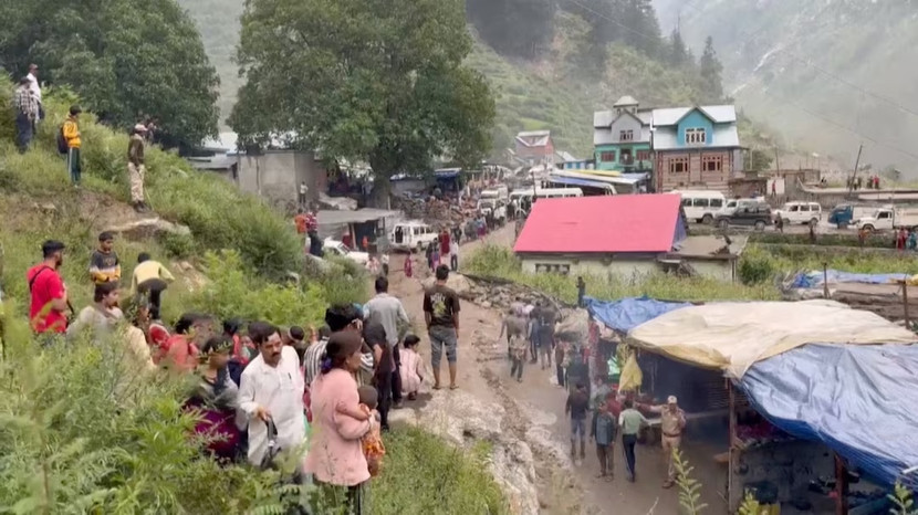 Người dân Ấn Độ tụ tập trên đường sau trận mưa lớn tại Kashmir ngày 14-8