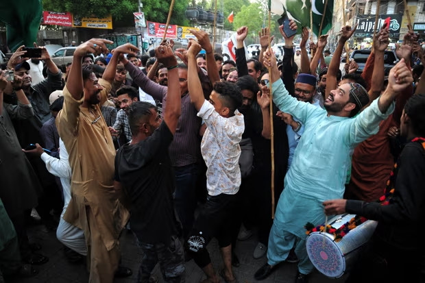 Người dân ở Hyderabad (Ấn Độ) ăn mừng sau khi Ấn Độ và Pakistan đạt được thỏa thuận ngừng bắn Người dân ở Hyderabad (Ấn Độ) ăn mừng sau khi Ấn Độ và Pakistan đạt được thỏa thuận ngừng bắn