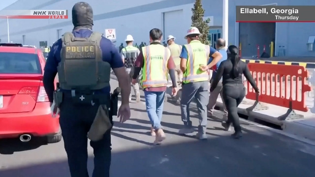 Mỹ đã bắt giữ 475 người tại nhà máy, trong đó có khoảng 300 công dân Hàn Quốc, với cáo buộc nhập cảnh Mỹ không có giấy tờ hợp lệ hoặc lưu trú quá hạn visa