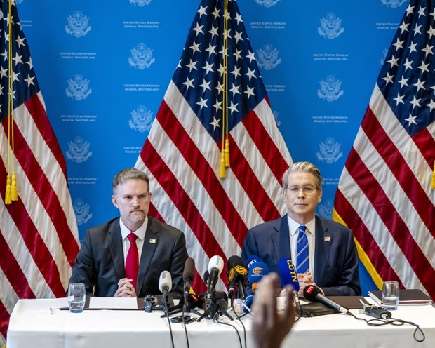 Đại diện thương mại Mỹ Jamieson Greer và Bộ trưởng Tài chính Mỹ Scott Bessent phát biểu trước giới truyền thông