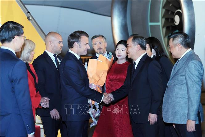 Chủ nhiệm Văn phòng Chủ tịch nước Lê Khánh Hải đón Tổng thống Cộng hòa Pháp Emmanuel Macron và Phu nhân tại Sân bay quốc tế Nội Bài Chủ nhiệm Văn phòng Chủ tịch nước Lê Khánh Hải đón Tổng thống Cộng hòa Pháp Emmanuel Macron và Phu nhân tại Sân bay quốc tế Nội Bài