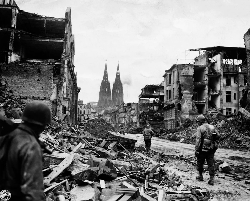 Cologne bị tàn phá bởi cuộc ném bom của quân Đồng minh trong Thế chiến II Cologne bị tàn phá bởi cuộc ném bom của quân Đồng minh trong Thế chiến II