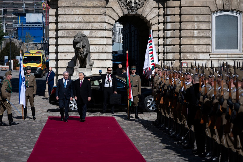 Thủ tướng Israel Benjamin Netanyahu (trái) đến thăm Hungary vào ngày 3-4