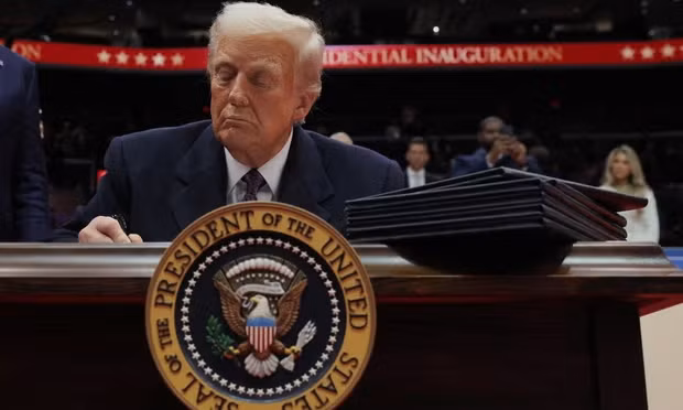 Nhiều sắc lệnh được tân Tổng thống Mỹ Donald Trump ký vào ngày đầu tiên trở lại Nhà Trắng Nhiều sắc lệnh được tân Tổng thống Mỹ Donald Trump ký vào ngày đầu tiên trở lại Nhà Trắng