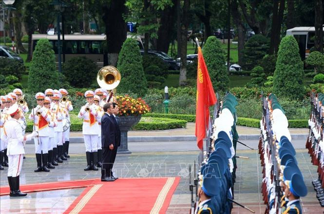 Chủ tịch nước Lương Cường và Tổng thống Pháp Emmanuel Macron duyệt Đội danh dự Quân đội nhân dân Việt Nam Chủ tịch nước Lương Cường và Tổng thống Pháp Emmanuel Macron duyệt Đội danh dự Quân đội nhân dân Việt Nam