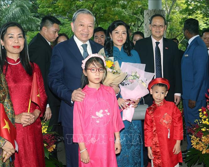 Cán bộ, nhân nhân viên Đại sứ quán, đại diện cộng đồng người Việt Nam tại Singapore đón Tổng Bí thư Tô Lâm và Phu nhân