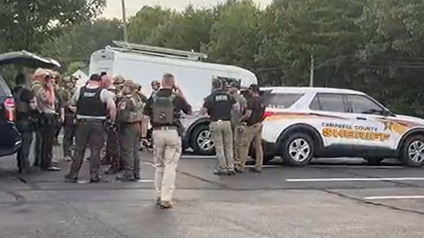 Lực lượng thực thi pháp luật nhanh chóng được triển khai tới hiện trường vụ nổ súng Lực lượng thực thi pháp luật nhanh chóng được triển khai tới hiện trường vụ nổ súng