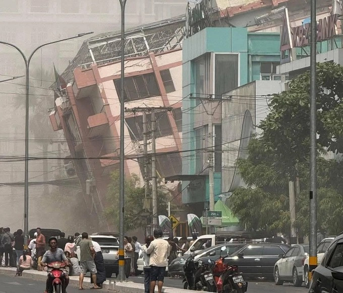 Nhiều tòa nhà bị sập hoặc hư hại do động đất tại Myanmar Nhiều tòa nhà bị sập hoặc hư hại do động đất tại Myanmar