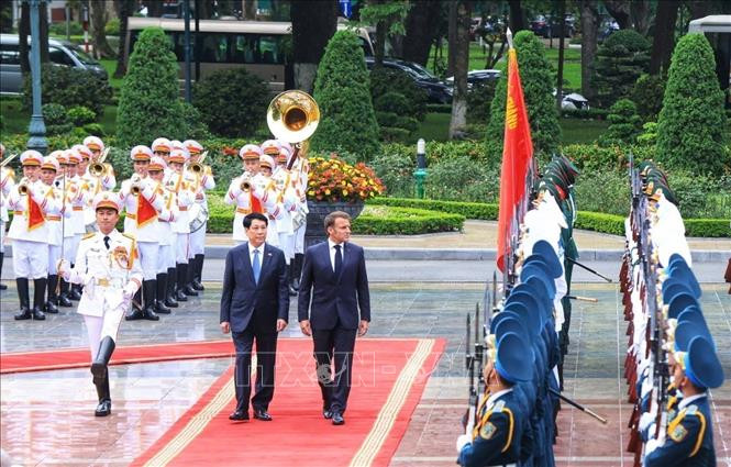 Chủ tịch nước Lương Cường và Tổng thống Pháp Emmanuel Macron duyệt Đội danh dự Quân đội nhân dân Việt Nam Chủ tịch nước Lương Cường và Tổng thống Pháp Emmanuel Macron duyệt Đội danh dự Quân đội nhân dân Việt Nam