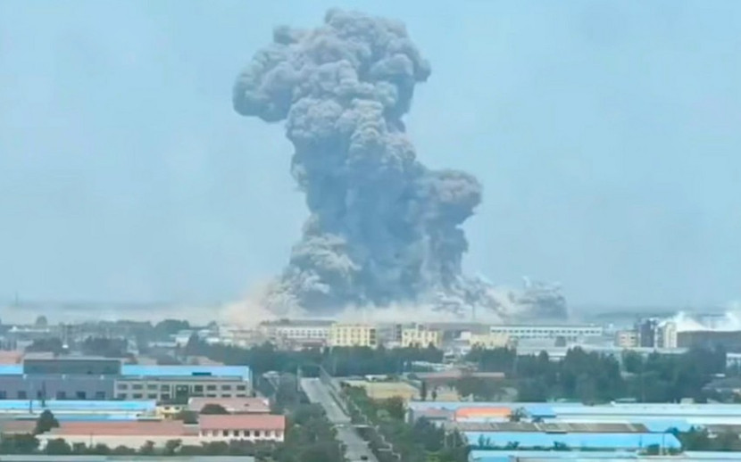 Vụ nổ tạo ra cột khói khổng lồ bốc lên không trung