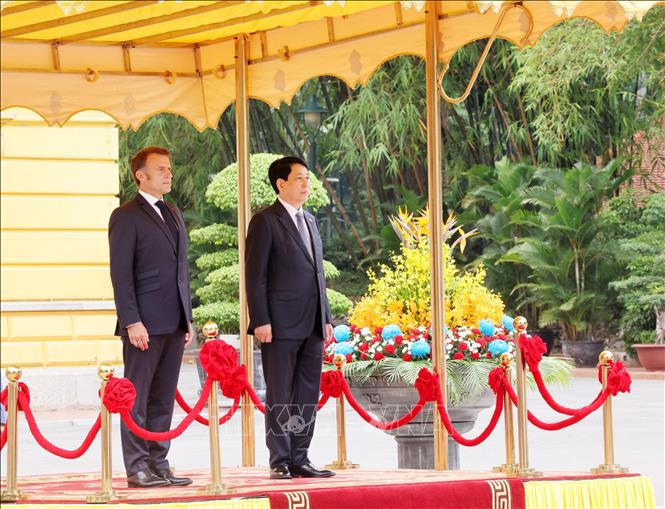 Chủ tịch nước Lương Cường và Tổng thống Pháp Emmanuel Macron tại lễ đón Chủ tịch nước Lương Cường và Tổng thống Pháp Emmanuel Macron tại lễ đón