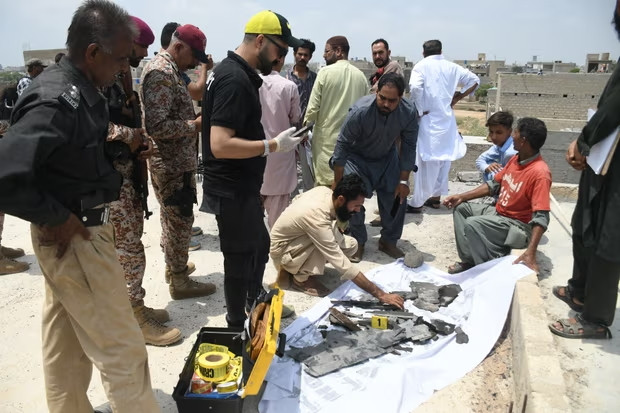 Xác máy bay không người lái nghi bị bắn hạ ở Karachi, Pakistan Xác máy bay không người lái nghi bị bắn hạ ở Karachi, Pakistan