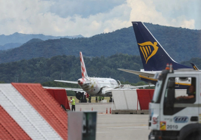 Máy bay đỗ tại sân bay Bergamo, Italy, sau sự cố ngày 8-7 Máy bay đỗ tại sân bay Bergamo, Italy, sau sự cố ngày 8-7