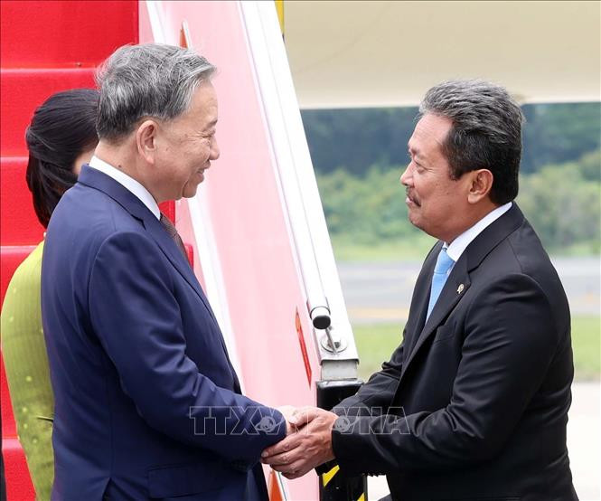 Quan chức Indonesia đón Tổng Bí thư Tô Lâm và Phu nhân tại sân bay quân sự Halim Perdanakusuma, Jakarta Quan chức Indonesia đón Tổng Bí thư Tô Lâm và Phu nhân tại sân bay quân sự Halim Perdanakusuma, Jakarta