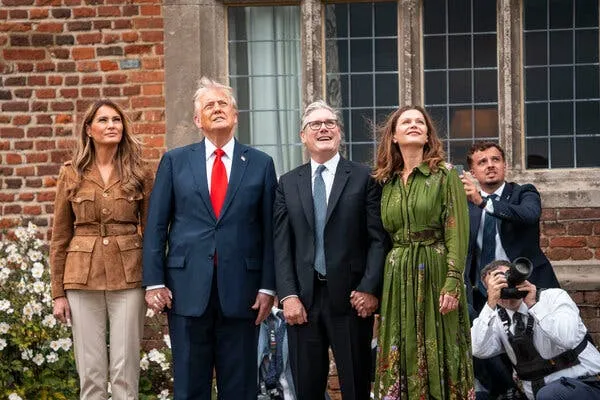 (Từ trái sang) Đệ nhất phu nhân Mỹ Melania Trump, Tổng thống Mỹ Donald Trump, Thủ tướng Anh Keir Starmer và phu nhân Victoria Starmer đã cùng theo dõi màn trình diễn nhảy dù từ khuôn viên dinh thự (Từ trái sang) Đệ nhất phu nhân Mỹ Melania Trump, Tổng thống Mỹ Donald Trump, Thủ tướng Anh Keir Starmer và phu nhân Victoria Starmer đã cùng theo dõi màn trình diễn nhảy dù từ khuôn viên dinh thự