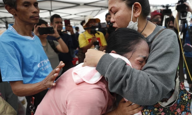 Bà Naruemol Thomglek bật khóc khi chờ đợi thông tin về những người thân bị mất tích ở Bangkok, Thái Lan Bà Naruemol Thomglek bật khóc khi chờ đợi thông tin về những người thân bị mất tích ở Bangkok, Thái Lan