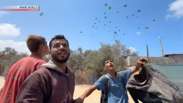 Lương thực và hàng viện trợ được máy bay thả xuống Dải Gaza