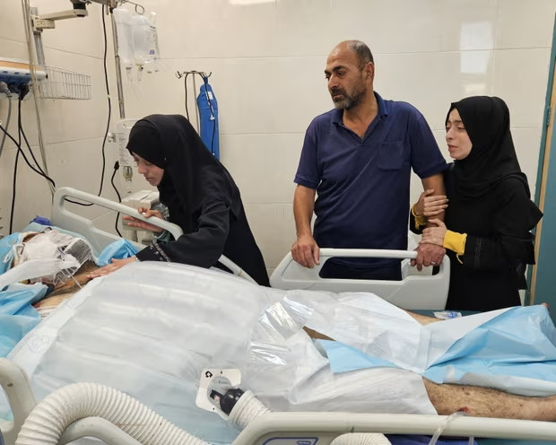 Bác sĩ Alaa al-Najjar bên cạnh người chồng đang điều trị tại bệnh viện