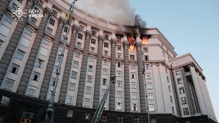 Lửa cháy ở toà nhà chính phủ Ukraine