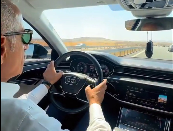 Bộ trưởng Uraloglu điều khiển ô tô trên đường cao tốc gần Thủ đô Ankara