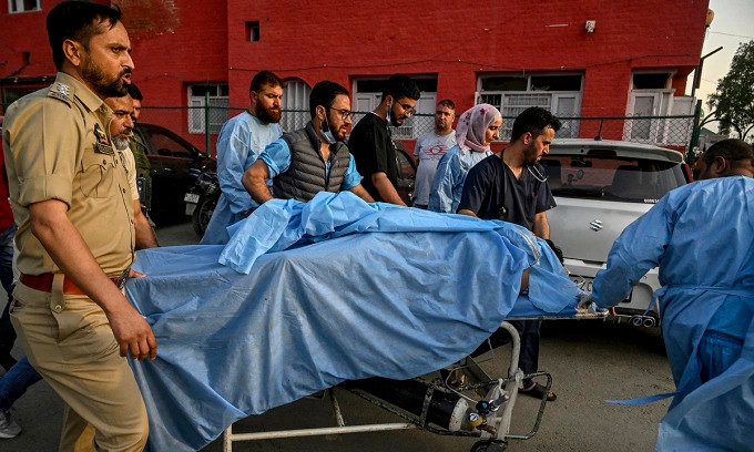 Nạn nhân vụ xả súng được chuyển tới bệnh viện Nạn nhân vụ xả súng được chuyển tới bệnh viện