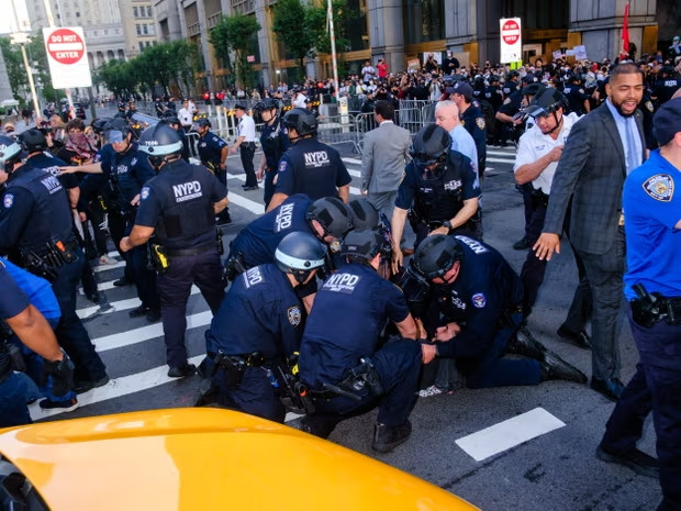 Cảnh sát bắt giữ một người biểu tình ở New York Cảnh sát bắt giữ một người biểu tình ở New York