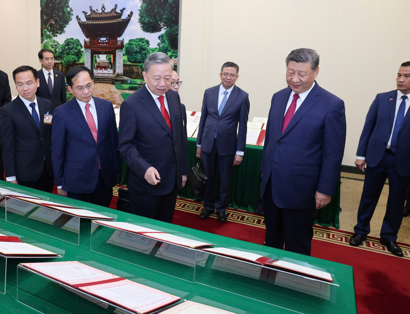 Tổng Bí thư Tô Lâm giới thiệu với Tổng Bí thư, Chủ tịch nước Trung Quốc Tập Cận Bình về 45 văn kiện hợp tác mà hai bên ký kết trong chuyến thăm Tổng Bí thư Tô Lâm giới thiệu với Tổng Bí thư, Chủ tịch nước Trung Quốc Tập Cận Bình về 45 văn kiện hợp tác mà hai bên ký kết trong chuyến thăm