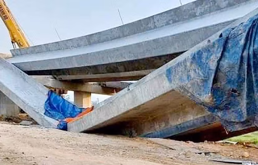 Nhiều phiến dầm cao tốc Diễn Châu- Bãi Vọt bị sập vào tháng 5 vừa qua gây lo ngại về chất lượng công trình