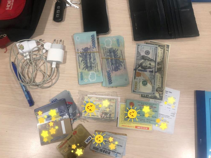 Tiền mặt và giấy tờ tùy thân trong chiếc túi bỏ quên ở sân bay Nội Bài đã được trao trả cho hành khách