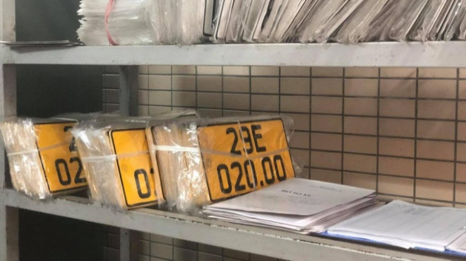 Rất nhiều phương tiện kinh doanh vận tải đã đổi biển số màu vàng nhưng chưa đổi đăng ký bị từ chối đăng kiểm Rất nhiều phương tiện kinh doanh vận tải đã đổi biển số màu vàng nhưng chưa đổi đăng ký bị từ chối đăng kiểm