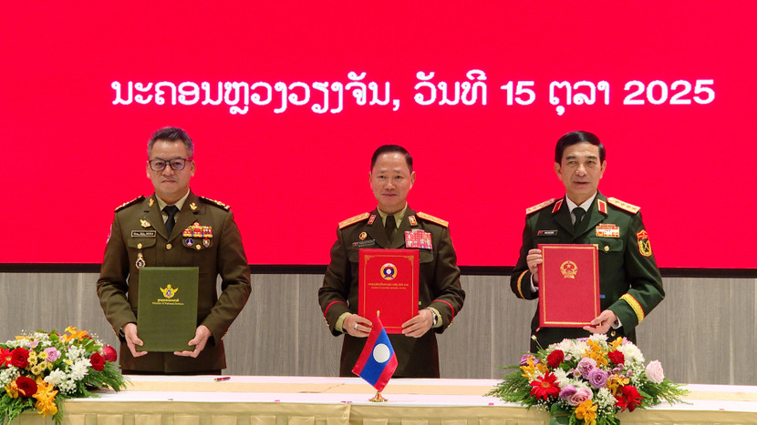 Bộ trưởng Bộ Quốc phòng ba nước Việt Nam - Lào - Campuchia ký biên bản cuộc gặp Bộ trưởng Bộ Quốc phòng ba nước Việt Nam - Lào - Campuchia ký biên bản cuộc gặp