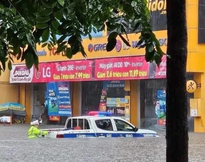 Phương tiện tuần tra, kiểm soát của lực lượng CSGT TP Uông Bí bị chìm trong biển nước mưa Phương tiện tuần tra, kiểm soát của lực lượng CSGT TP Uông Bí bị chìm trong biển nước mưa