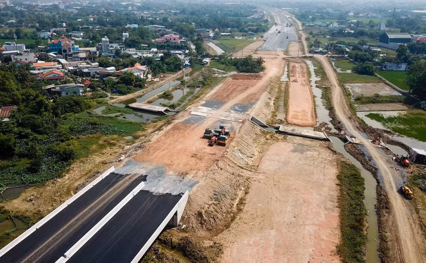 Cao tốc Bến Lức- Long Thành vừa tái khởi động đã bị cản trở bởi nhà thầu phụ cung cấp nguyên vật liệu