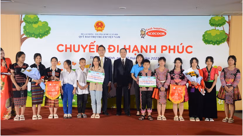 Đại diện 48 em học sinh đến từ 8 tỉnh thành tham dự chương trình “ Chuyến đi hạnh phúc”