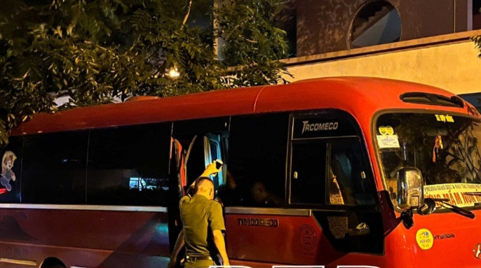 Chiếc xe đưa đón học sinh ở Thái Bình do Sở GTVT Hà Nội cấp phù hiệu "xe hợp đồng"