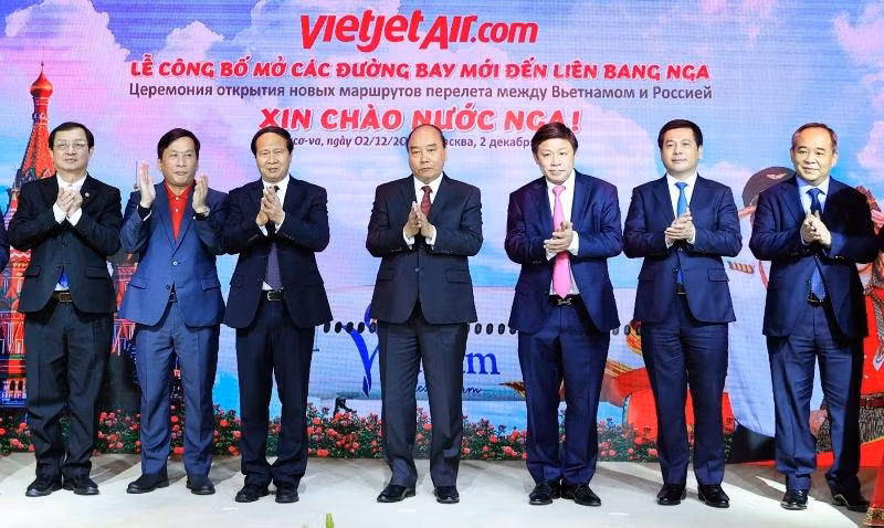 Chủ tịch nước Nguyễn Xuân Phúc cùng lãnh đạo đoàn Việt Nam tham dự lễ công bố các đường bay