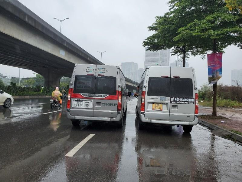 Xe hợp đồng trá hình dập dìu trên đường Phạm Hùng