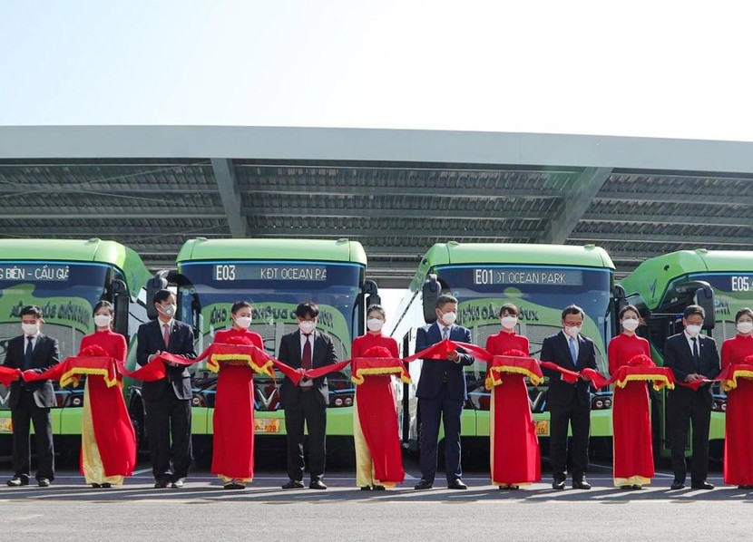 Lãnh đạo Ủy ban ATGT quốc gia, UBND TP Hà Nội cùng các Sở, ngành cắt băng khai trương tuyến buýt điện đầu tiên E03