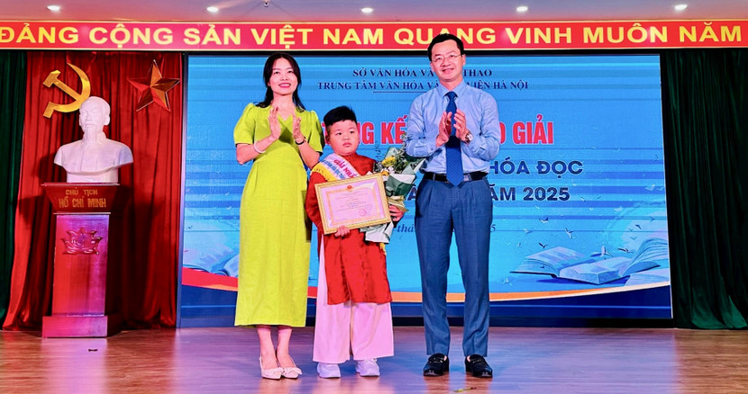 Ban tổ chức trao giải Nhất cho em Nguyễn Quang Đăng, lớp 2A1, trường Tiểu học An Dương (phường Hồng Hà)