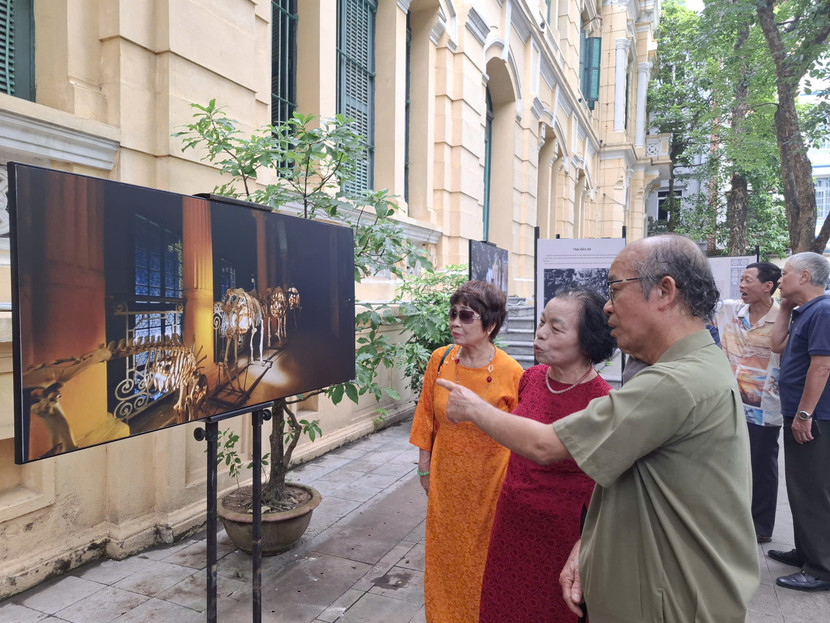Người xem tham quan triển lãm Người xem tham quan triển lãm