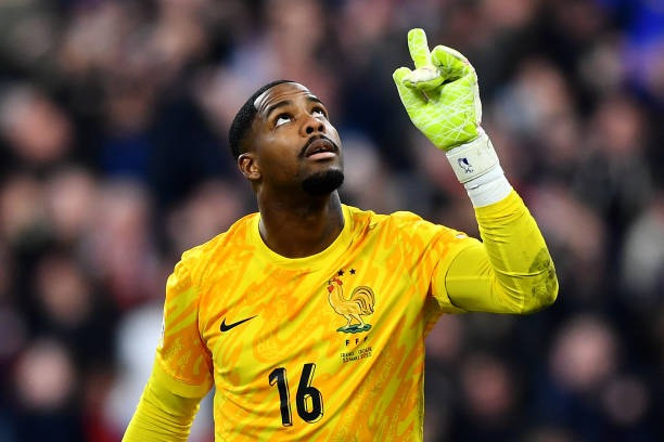 3. Mike Maignan (AC Milan và đội tuyển Pháp) Thủ thành duy nhất trong top 10 này chính là Maignan với 5.926 phút. Không chỉ giữ sạch lưới xuất sắc cho AC Milan tại Serie A và Champions League, anh còn là chốt chặn tin cậy của đội tuyển Pháp. Việc luôn bắt chính và ít khi được nghỉ giúp anh có tổng số phút thi đấu vượt trội so với các đồng nghiệp cùng vị trí. 3. Mike Maignan (AC Milan và đội tuyển Pháp) Thủ thành duy nhất trong top 10 này chính là Maignan với 5.926 phút. Không chỉ giữ sạch lưới xuất sắc cho AC Milan tại Serie A và Champions League, anh còn là chốt chặn tin cậy của đội tuyển Pháp. Việc luôn bắt chính và ít khi được nghỉ giúp anh có tổng số phút thi đấu vượt trội so với các đồng nghiệp cùng vị trí.